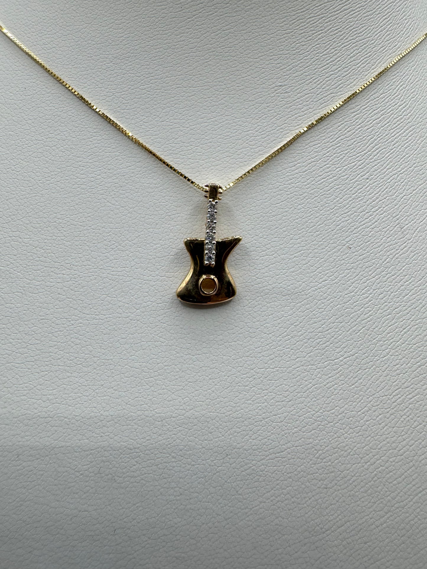 10k Guitar .05ctw Nat Diamond Pendant w/ Chain